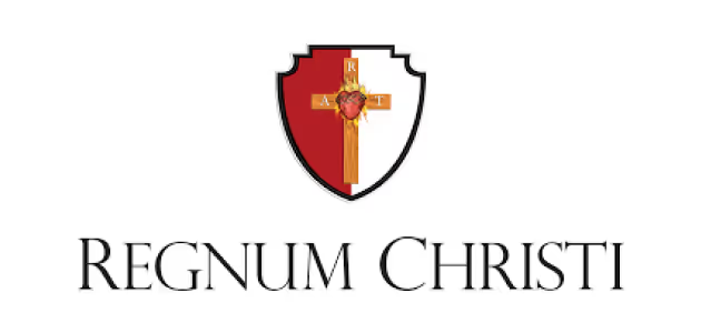 Escudo del Colegio Regnum Christi con cruz dorada en campo rojo, símbolo de la institución educativa