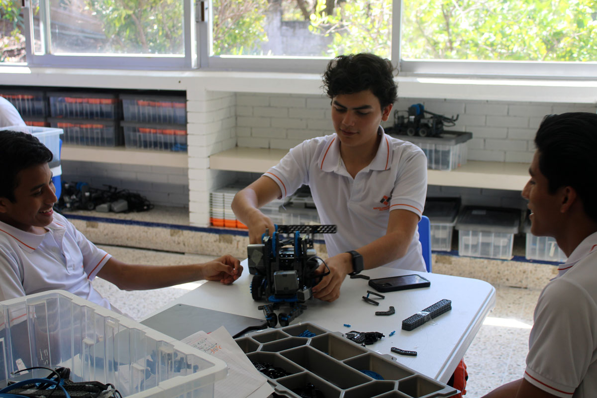 Alumnos de preparatoria trabajando en taller de robótica en Andes Tuxtla