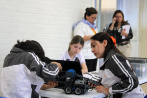 Alumnos de preparatoria en taller de robótica en Andes Tuxtla