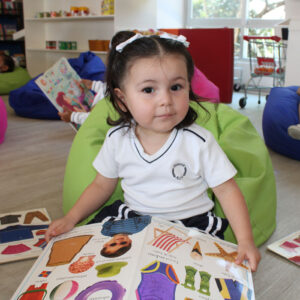 Alumna de preescolar leyendo en Andes Tuxtla