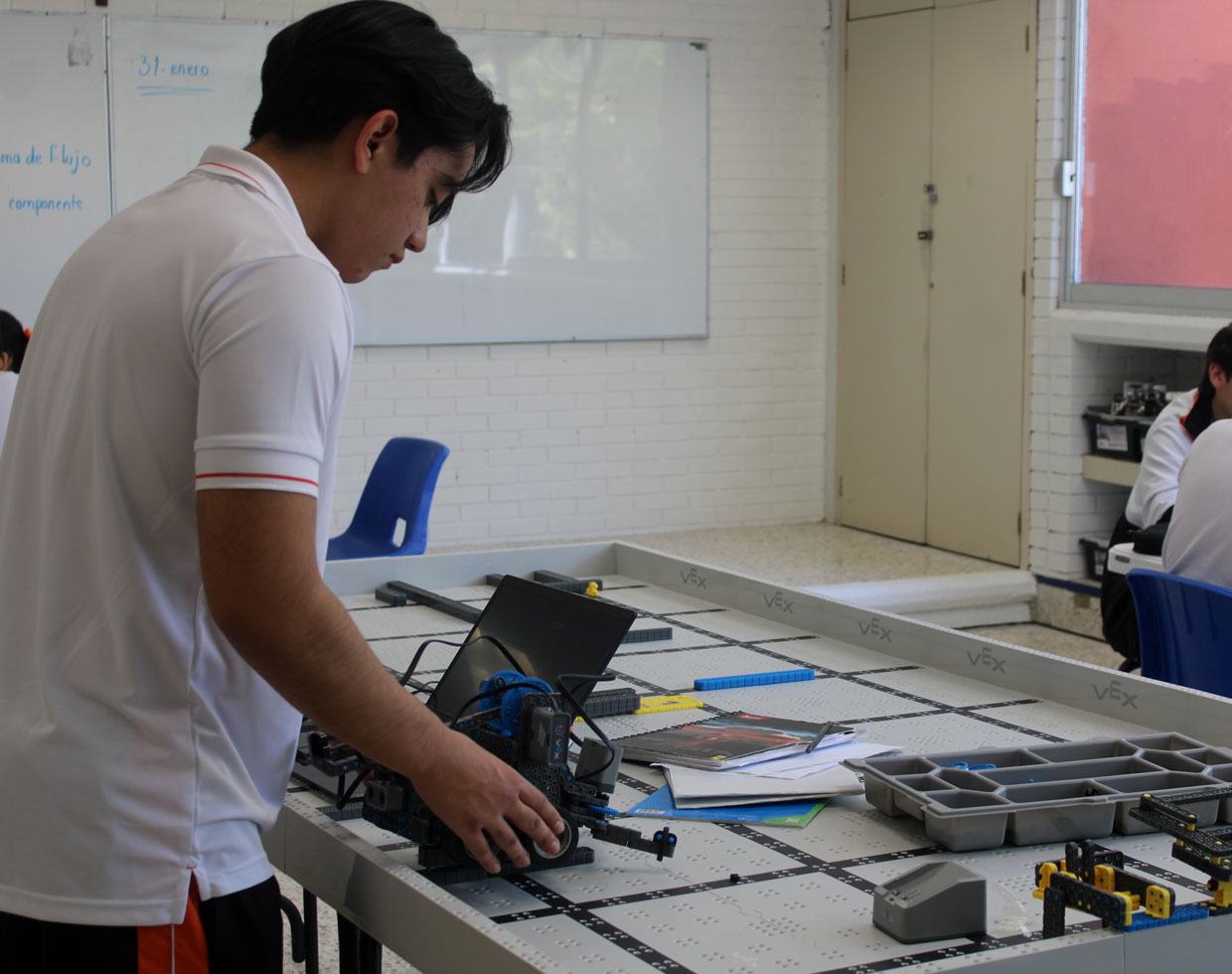 Alumno de secundaria en taller de robótica en Andes Tuxtla